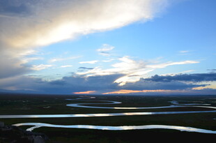 草原河流与壮丽天空景观