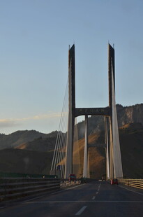 宏伟斜拉桥横跨壮丽山河