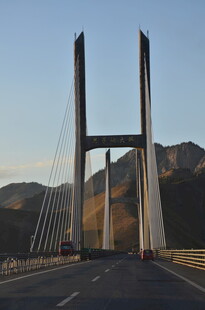 宏伟桥梁横跨山间