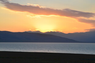 夕阳下的湖光山色美景