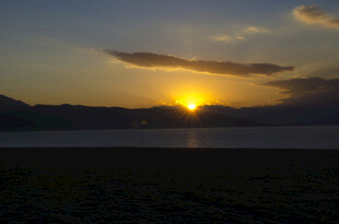 日落时分的壮丽湖景