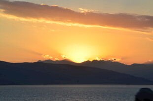 日落时分的山水美景