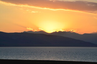 日落时分的壮丽湖山景色