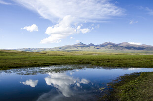 草原湖泊映远山美景