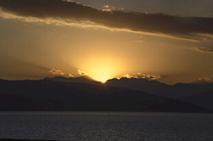 夕阳下的山水美景