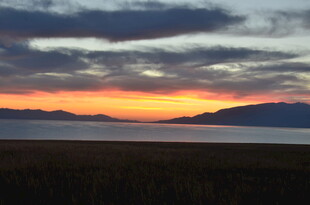 壮丽湖畔日落美景