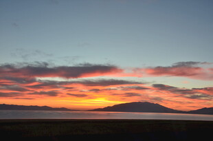 壮丽晚霞下的远山美景