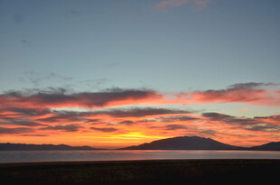壮丽晚霞下的远山美景