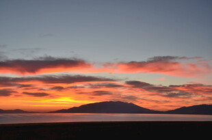 日落时分的绚烂天空与远山