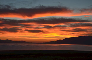 壮丽晚霞下的广袤大地