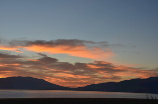 夕阳下的绚烂天空与湖面
