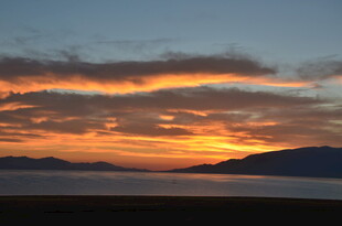 夕阳下的壮丽天空与远山