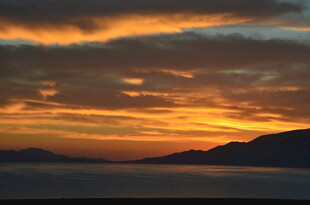 壮丽云海间的绚烂日落