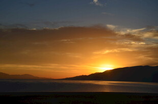 夕阳下的湖光山色美景