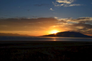 日出时分的壮丽山景