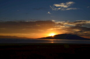 日落时分的壮丽远山景色
