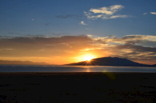 日落时分的美丽湖景