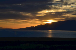 夕阳下的湖山美景