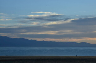 黄昏下的远山与天边云彩