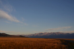 广阔原野与远处山峦美景