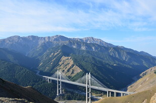 高山上的宏伟桥梁