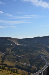 蜿蜒公路穿行于山峦之间