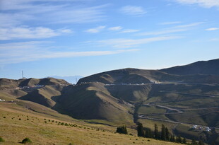 山间美景 蓝天白云映山峦