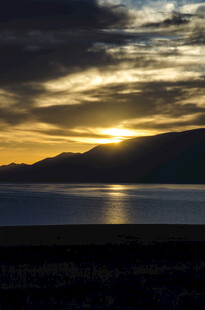 夕阳下的湖光山色美景
