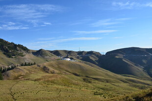 山间美景 蓝天白云下的绿野
