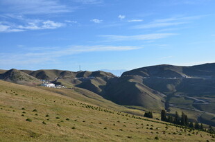 山间美景 开阔草原与远山