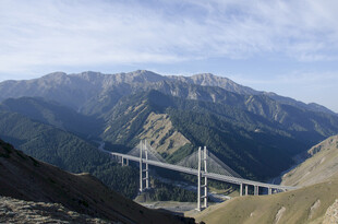 高山上的宏伟桥梁