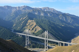 高山上的壮丽桥梁景观
