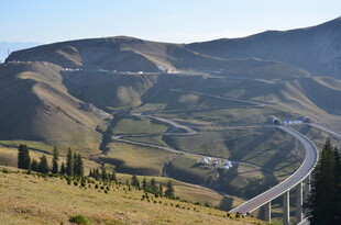 山间蜿蜒公路壮丽景致