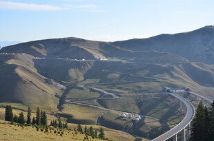 山间蜿蜒公路美景
