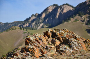 山间多彩岩石景观