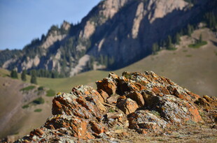 山间嶙峋岩石景观