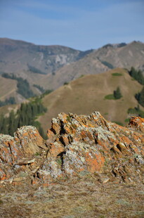 山间多彩岩石景观