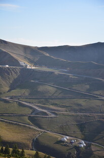 山间蜿蜒公路风景图