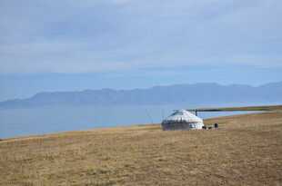 草原上的白色蒙古包