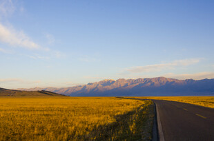 草原公路旁的壮美远山