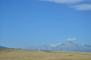 广袤原野与远处山峦
