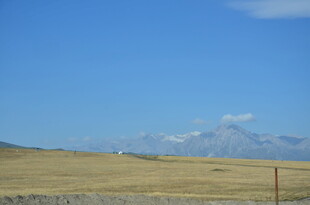 广袤原野与远处山峦