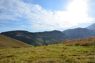 山间草地 阳光照耀的美景