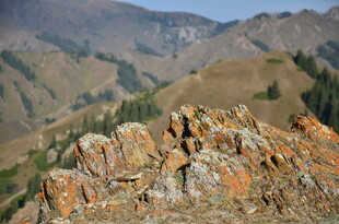 山间多彩岩石景观
