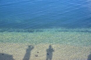 海边人影与清澈海水景象