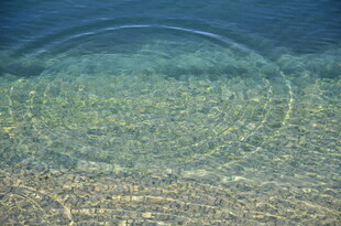 水面涟漪下的沙石景象