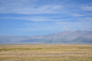 广袤草原与远方山峦