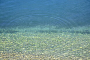 清澈水底的涟漪景象