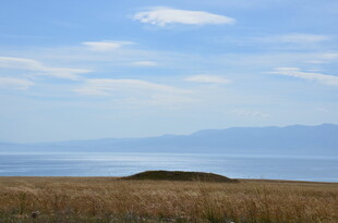 广阔草原与远处山水景致