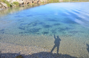 清澈湖水中的人影倒影